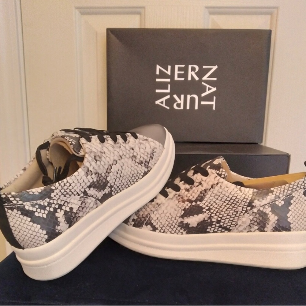 Naturalizer NWT Size 8W Fashion Tennis Shoes.